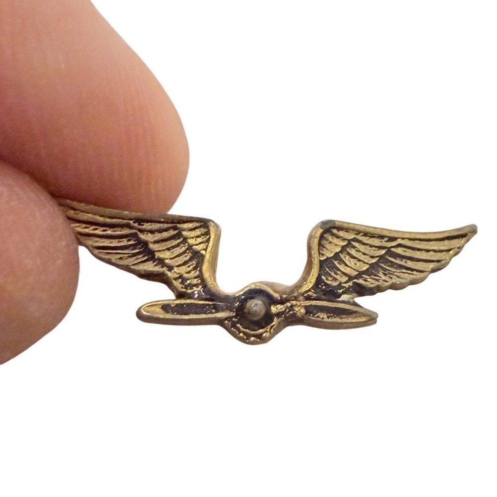 Vintage Pilot Wings Propeller Lapel Pin Brass Tone Aviation Flight Badge 1 Inch
